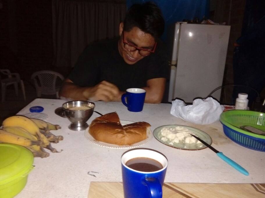 Desayunado con productos locales.
