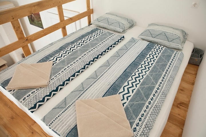 舒适的1.8米宽双人床。 