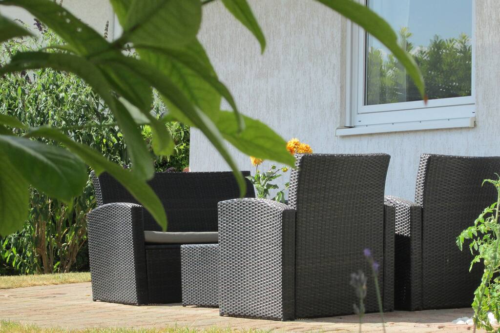 Sonnige Gartenterrasse