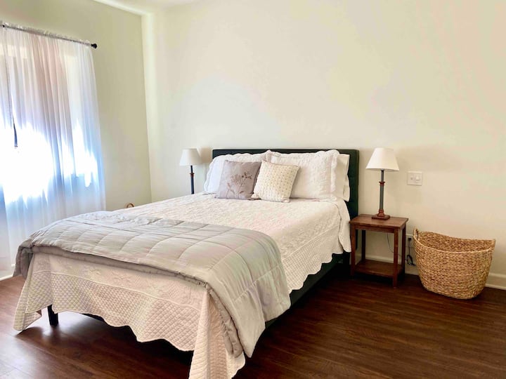 Chumba cha kulala, kitanda cha malkia, kabati la nguo, benchi, TV, kabati.