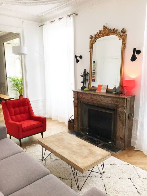 Le salon de l'appartement, autre vue / The living room of the apartment, another view.