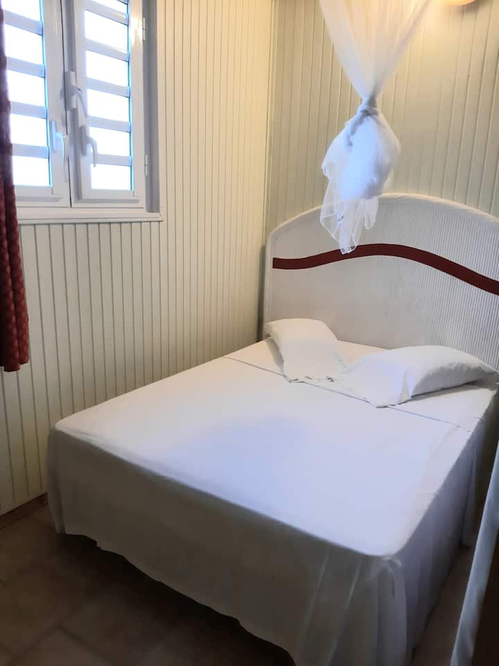 Upande wa dirisha la chumba cha kulala 