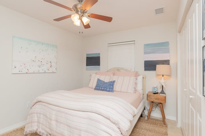 Segundo dormitorio con cama tamaño queen.