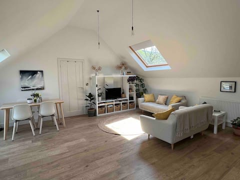 Successful Airbnb property: Y Llofft - Mawddach Estuary - Arthog - Snowdonia in Islaw'r Dref, Friog