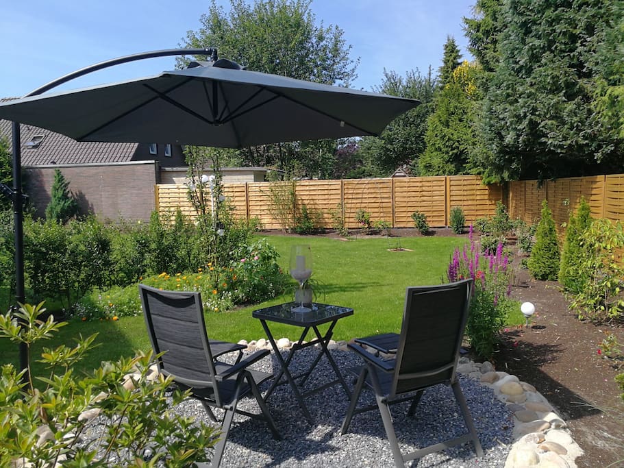Sitzecke für die Gäste im Garten