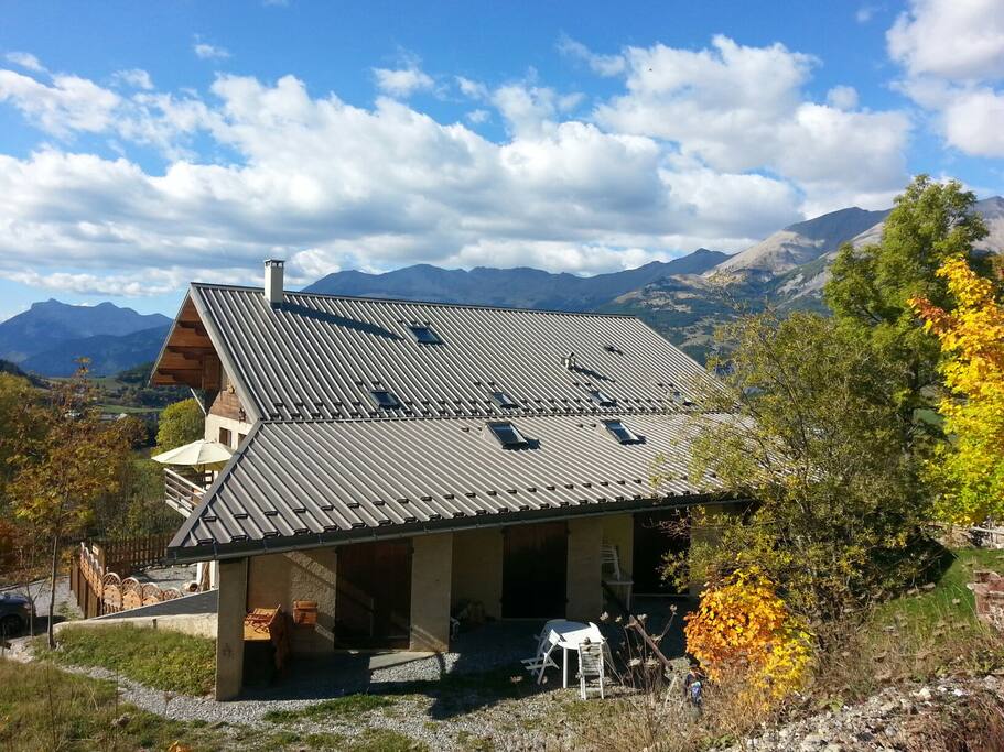 Ensemble du grand chalet abritant les 4 studios le notre est le deuxième en partant de la gauche sur la photo
