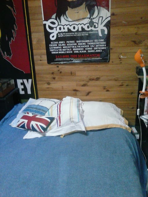 Chambre triple. 1 grand lit et 1 petit.