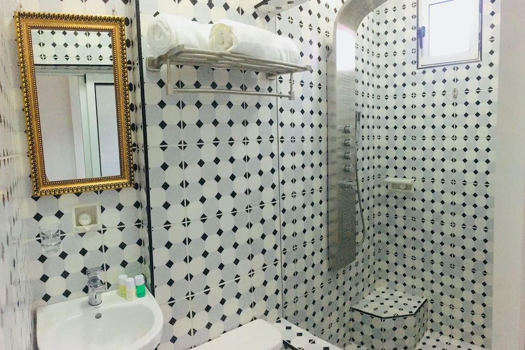 Aquí está el cuarto de baño, contamos con agua fría y caliente, ademas cuenta con aseo que incluye gel de baño, jabón, champú y crema corporal.