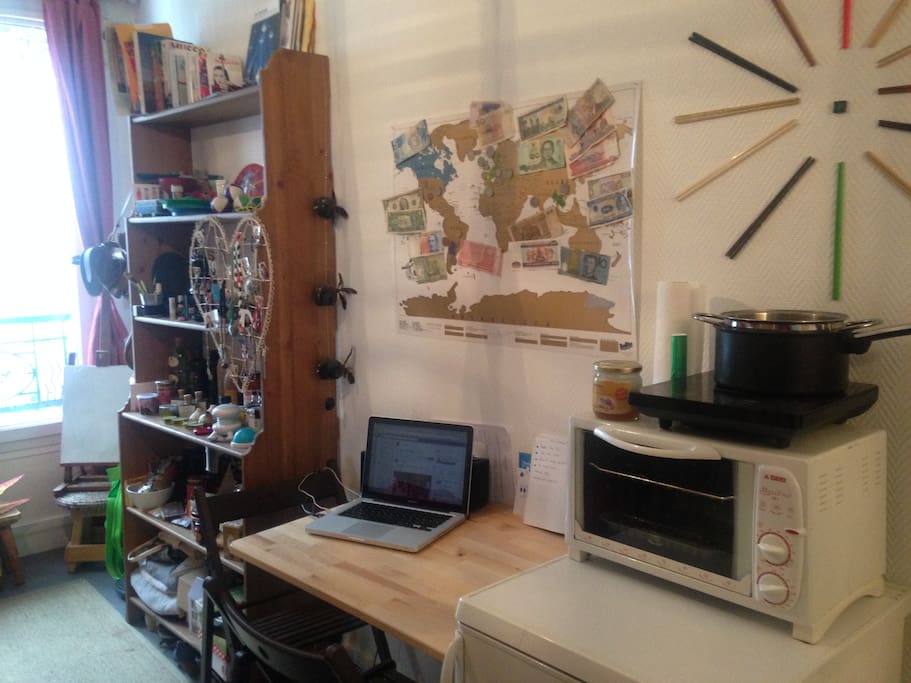 Table et deux chaises pour manger/travailler.
Une enceinte avec un jack pour brancher votre musique
Une plaque à induction et un four 18L