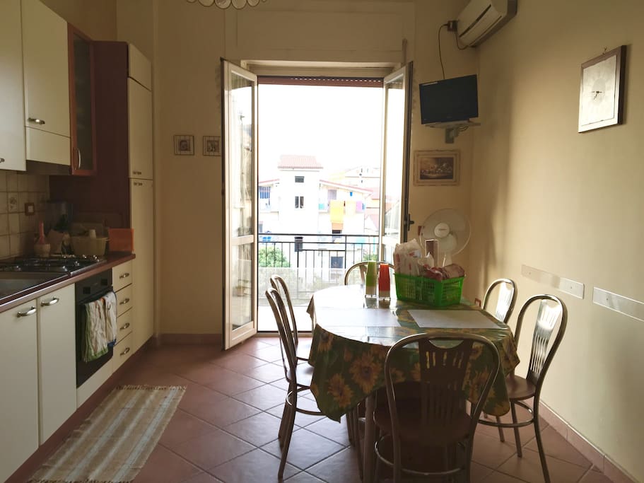 La cucina attrezzatissima per godere di tutti i pasti e le specialità della Campania.