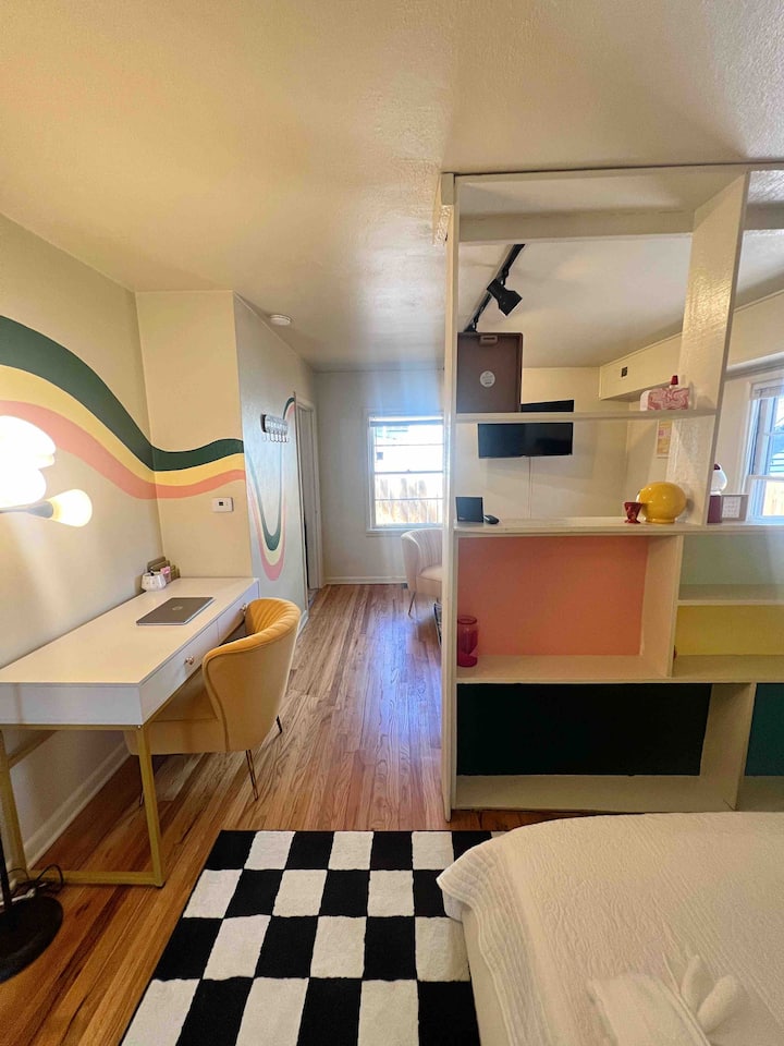 Къби позволява уединение между спалнята и всекидневната. 