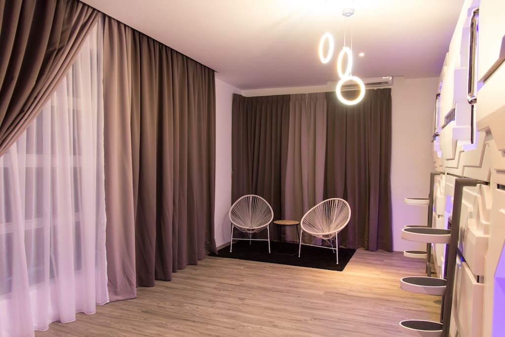 Capsule room