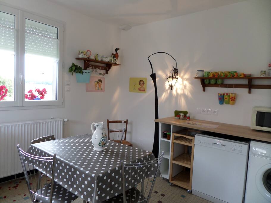 La cuisine look vintage et bien équipée, ah le lave vaisselle pendant les vacances !