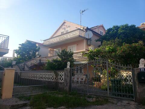 Cozy Apartment, Sea View Terrace & Free Parking