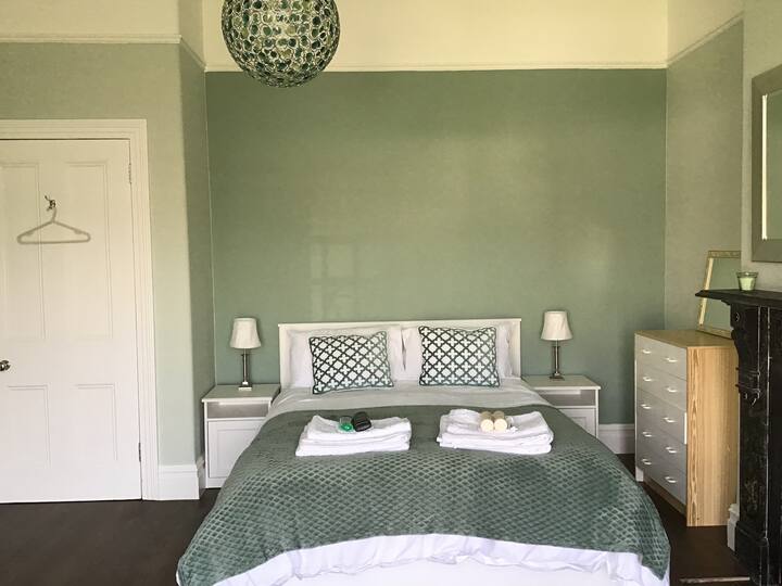 Preciosa y cómoda cama tamaño king en una habitación tranquila y decorada con buen gusto.
