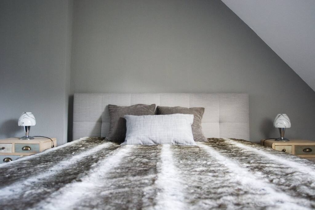 The master bedroom with its calming colours is the perfect place to get a good night's sleep after exploring Cologne. The bed is 160x200cm.
