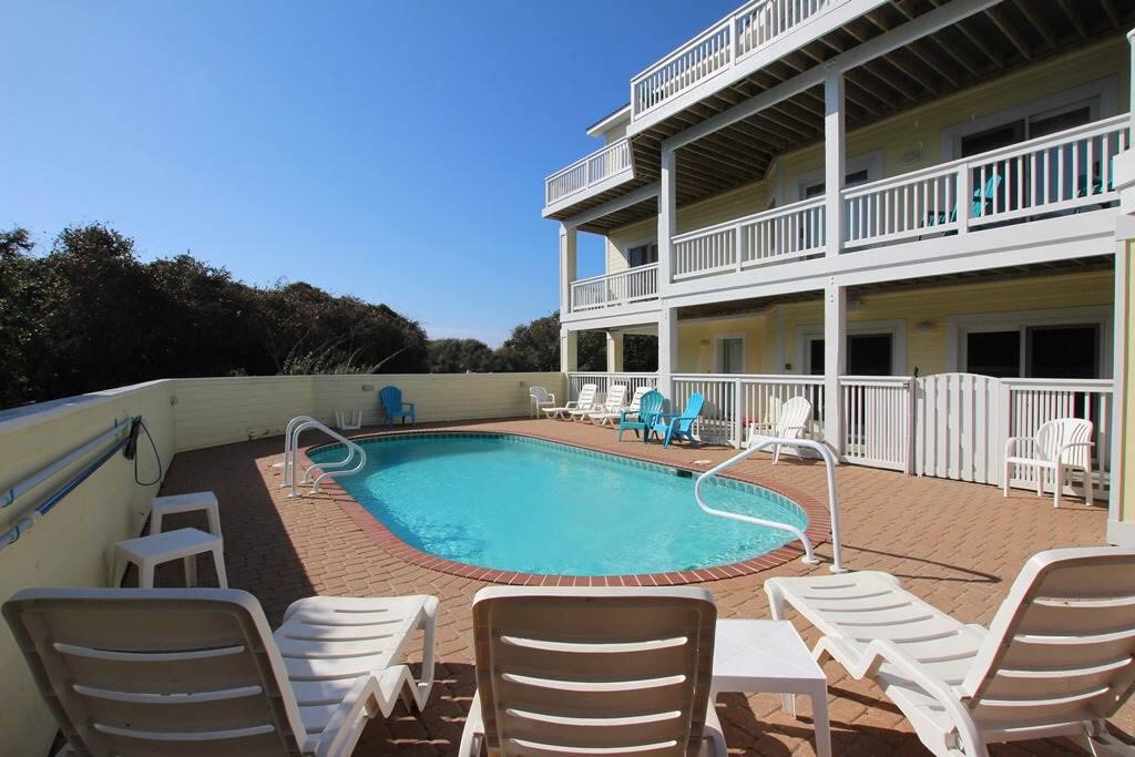 Chair,Furniture,Pool,Water,Building
