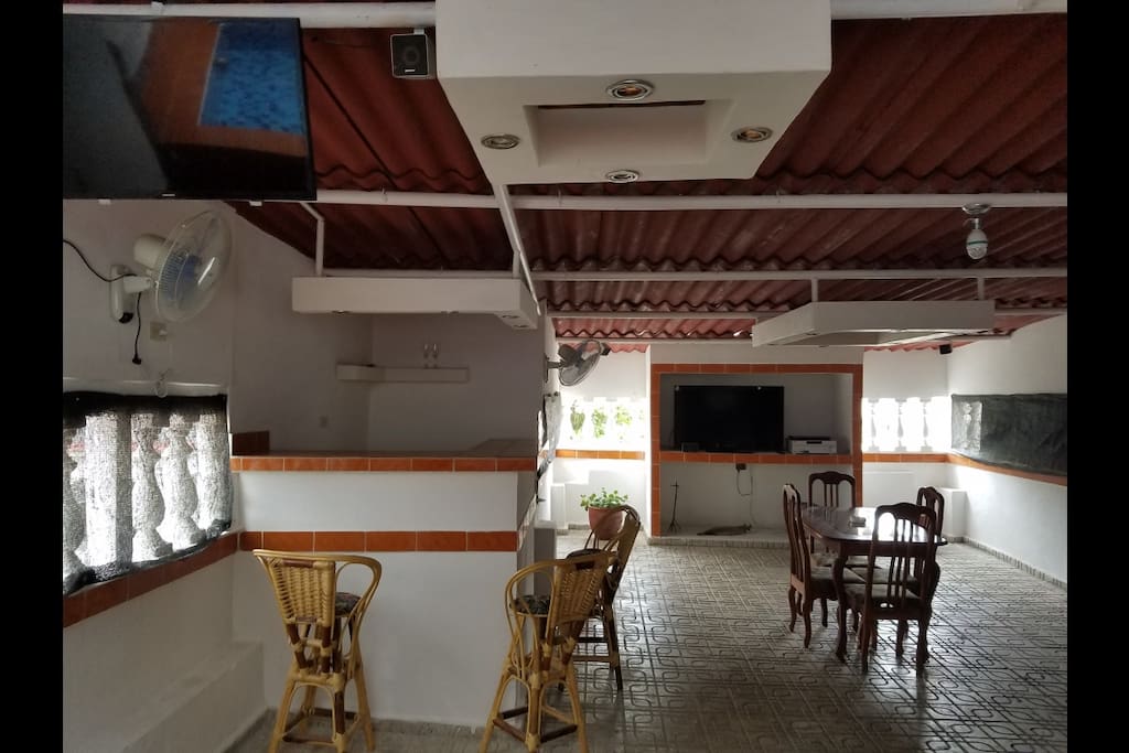 patio con un bar una saunas una cocina y un jacuzzi sólo para usted