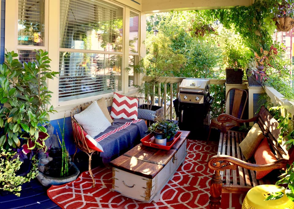 Outdoor Patio, view of parks on both corners and great people watching (Bike path and trendy coffee shop close)