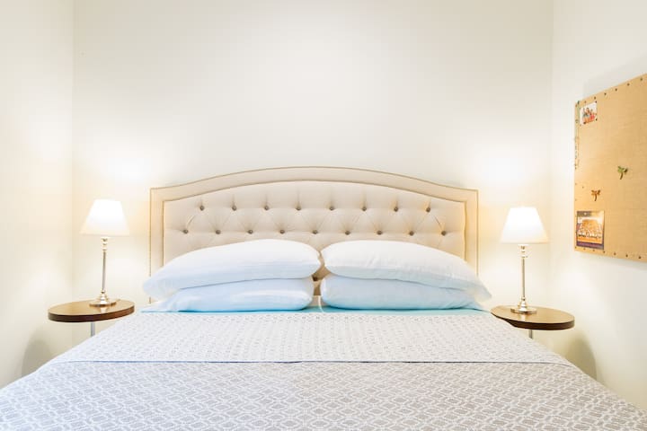 West Lake Hills Retreat Near Downtown gallery image 4