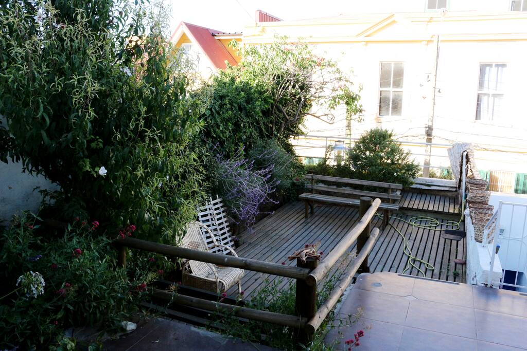 lindo jardín con terraza