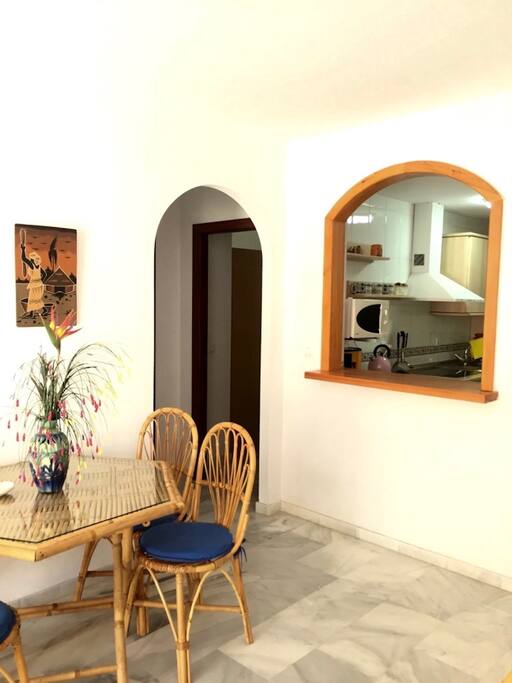 Salón comedor con barra americana