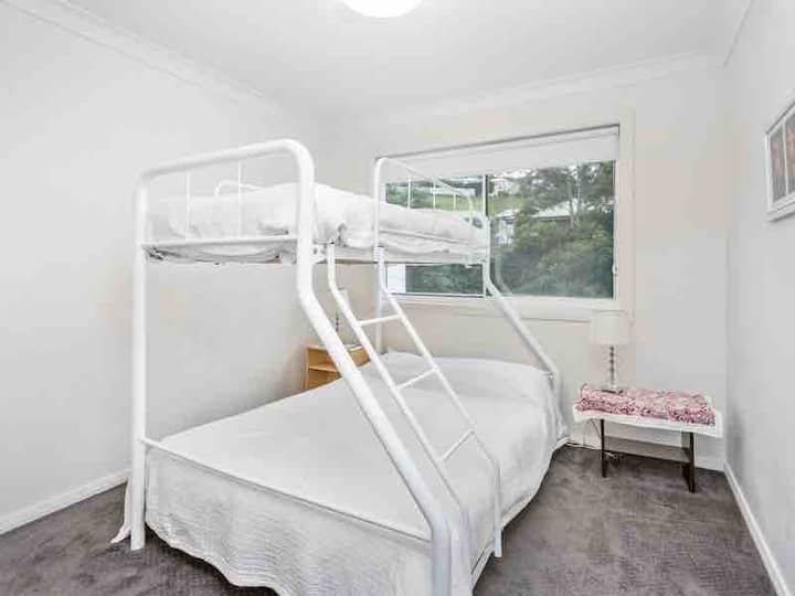 غرفة النوم 3: أسرّة ثلاثية (فردية في الأعلى ، مزدوجة في الأسفل)