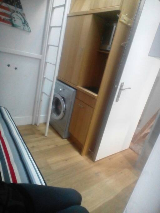 ESCALERA A CAMA DOBLE EN ALTO, COCINA Y PUERTA DE ENTRADA