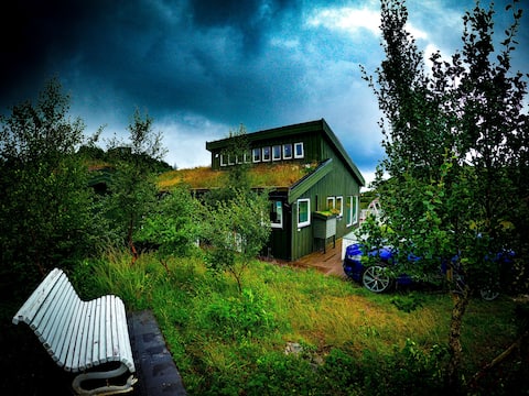 Stokkøya-Stor modern cabin. Panorama. Electric car charger