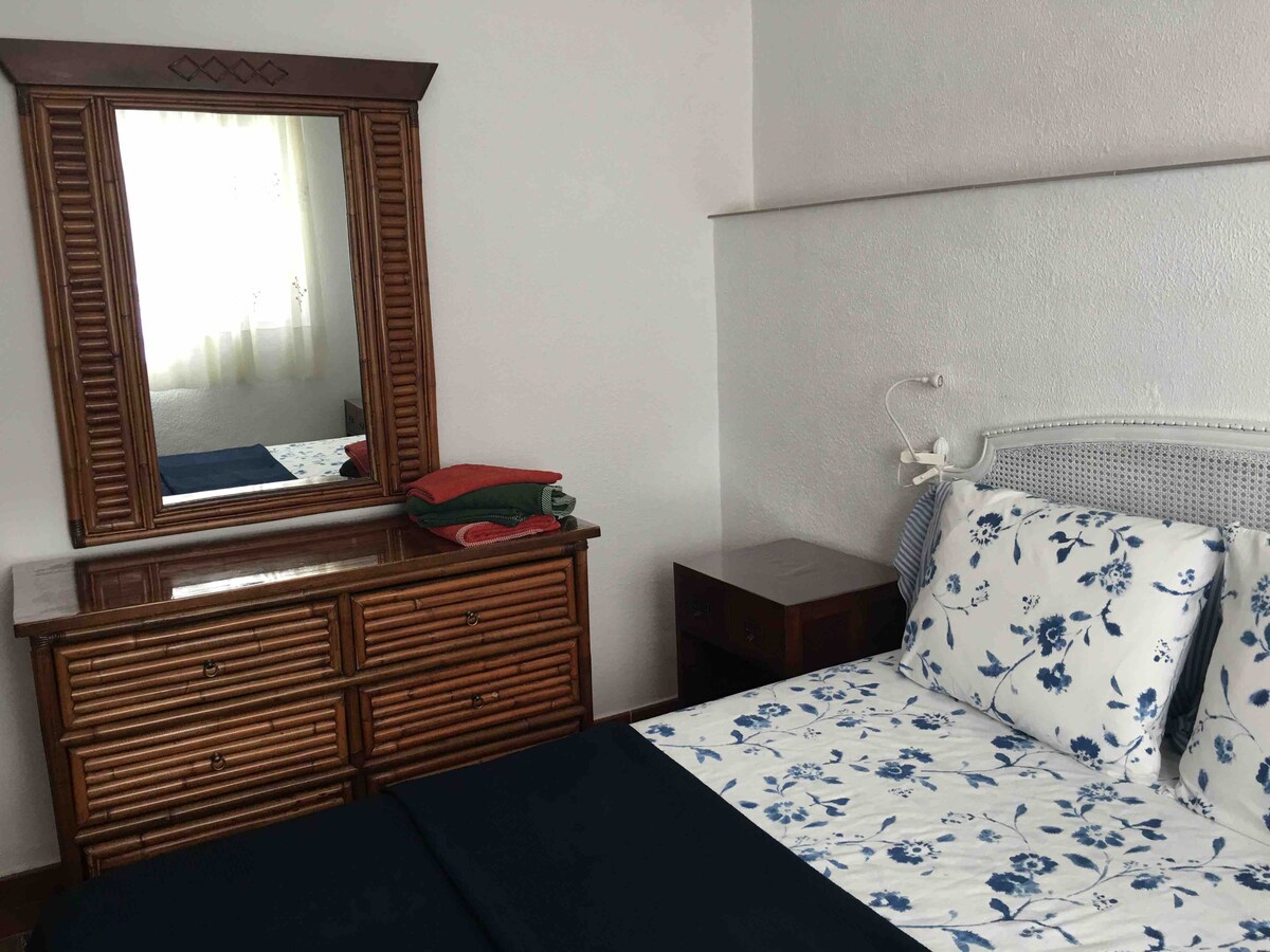 Kitanda cha mara mbili sentimita-140 kwa sentimita 200, mashuka ya pamba, matandiko mazuri sana 