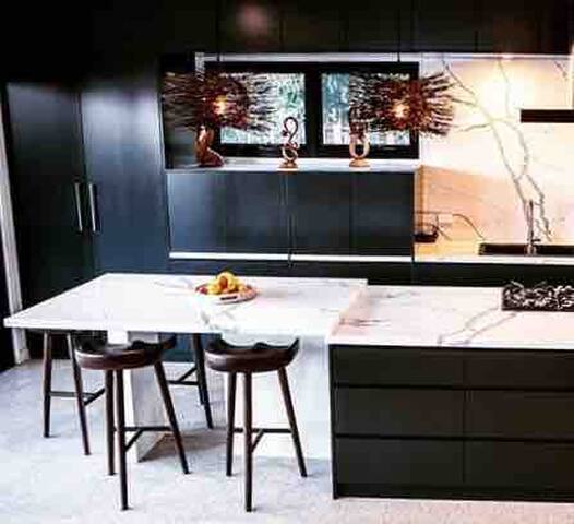 Luxe living, Resort feels 14 km to CBD, Sleeps 10 gallery image 4