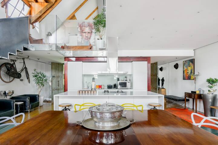 Extravagant Downtown Heritage Home with Cabin Style Vaulted Ceilings gallery image 3