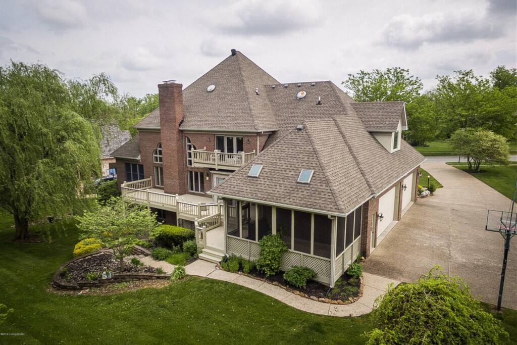 Rear-4 car garage & huge deck space