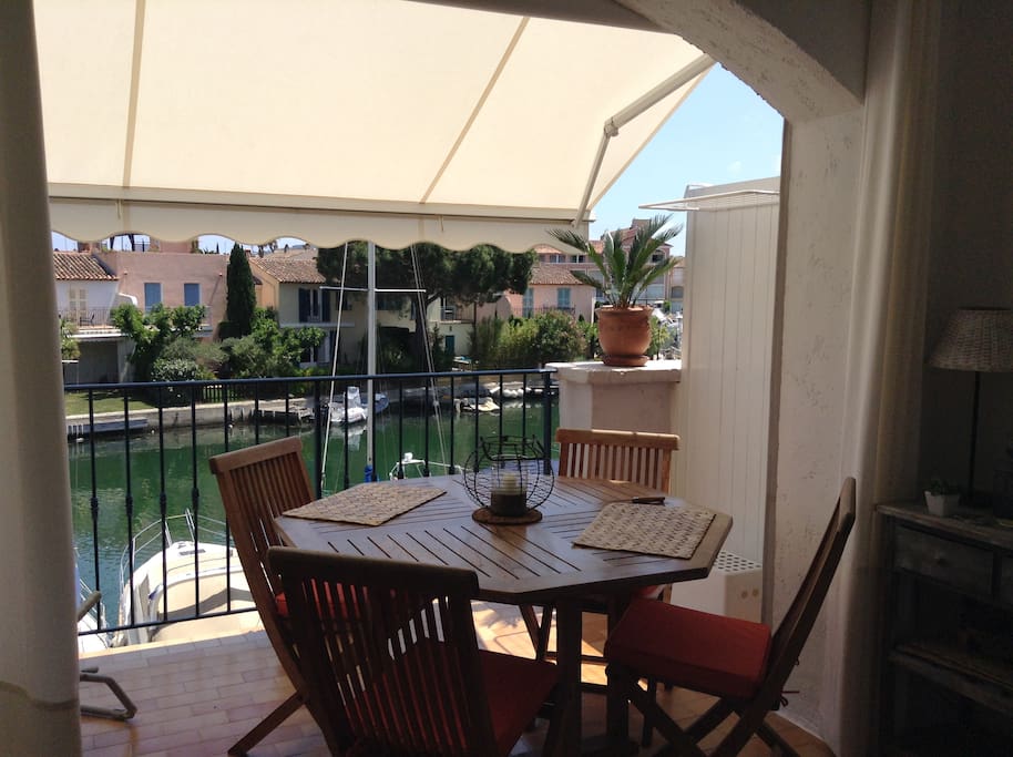 coin repas sur la terrasse