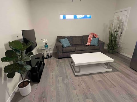Top Airbnb: Kyle's Place - Private Unit, Pool + Laundry Room in Ventura