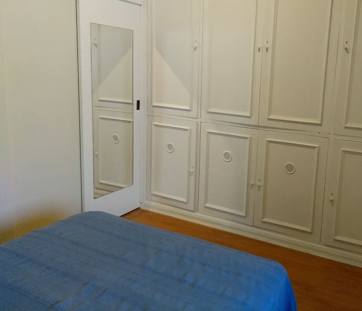 ห้องนอนใหญ่: เต็มไปด้วยตู้เสื้อผ้า