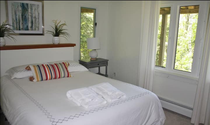 Queensize bed (bijgewerkt met verduisteringsgordijnen) Full size wiegje in de kamer. Geen beddengoed aanwezig, maar mag worden gebruikt. 