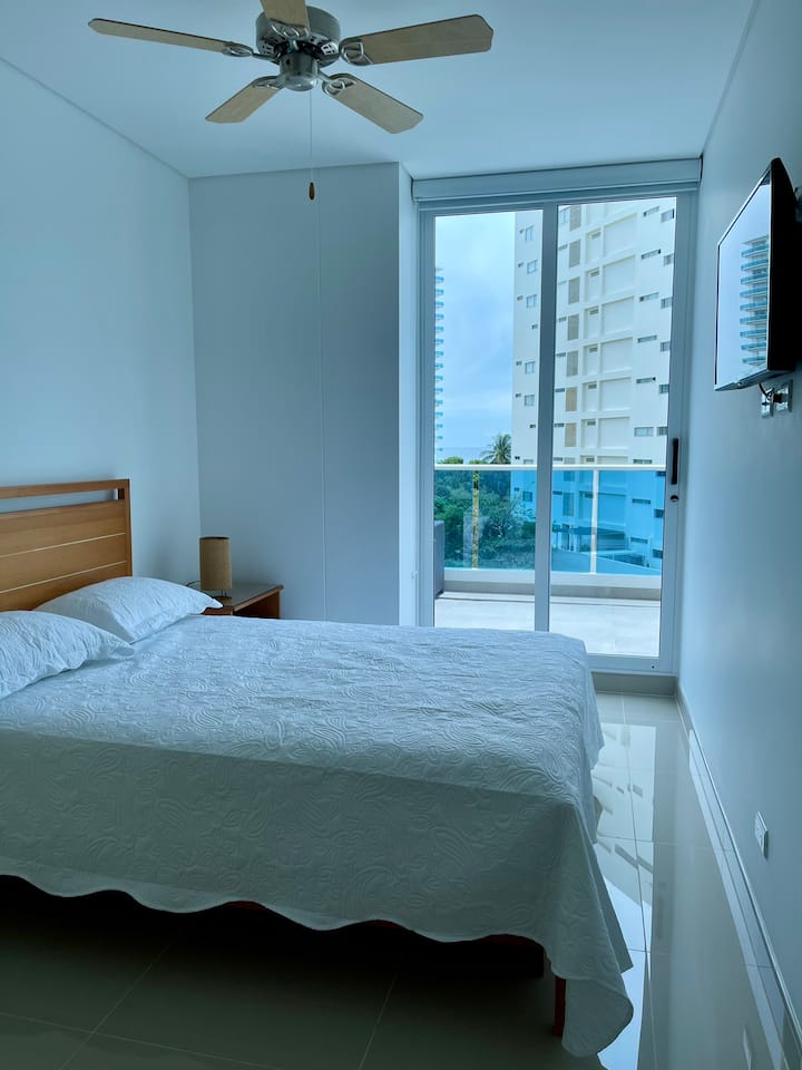 Segunda habitación con salida a la terraza , aire acondicionado, abanico y smart tv 