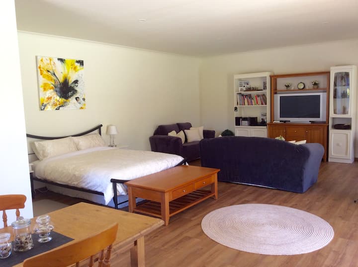 Ruime ruimte met  queensize bed ,tweepersoonsslaapbank en eenpersoonsbedmatras beschikbaar