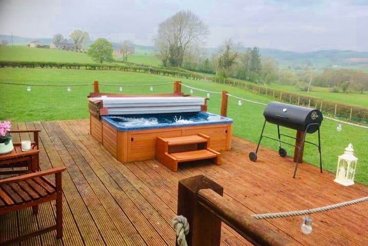 Country lodge/cottage with hot tub