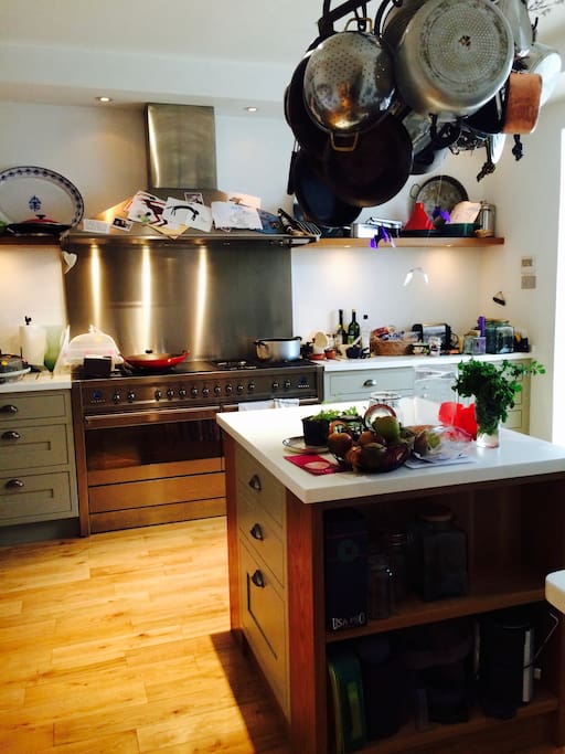 All mod cons - we are very keen cooks.