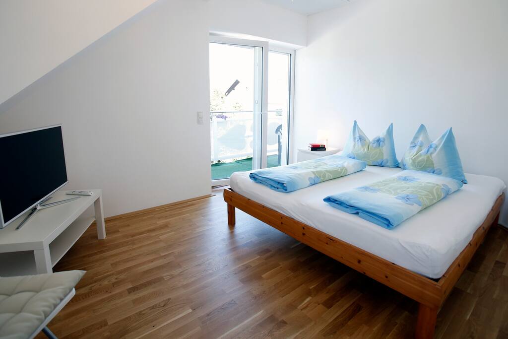 Schlafzimmer 2 mit Balkon zum See