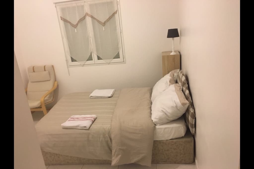 Chambre très lumineuse avec un lit de 2 places