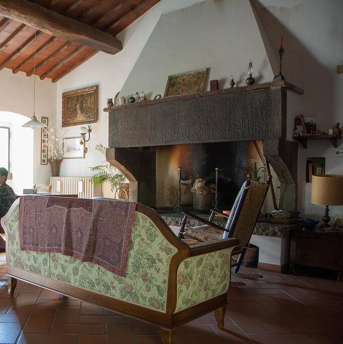 Sala comune (per le colazioni) con camino