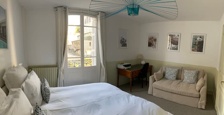 Zelená spálňa so 160 x 200 lôžkami, 140 x 200 rozkladacia pohovka (prístelka, pretože po rozložení rozkladacej pohovky je tu malý priestor) a písací stôl