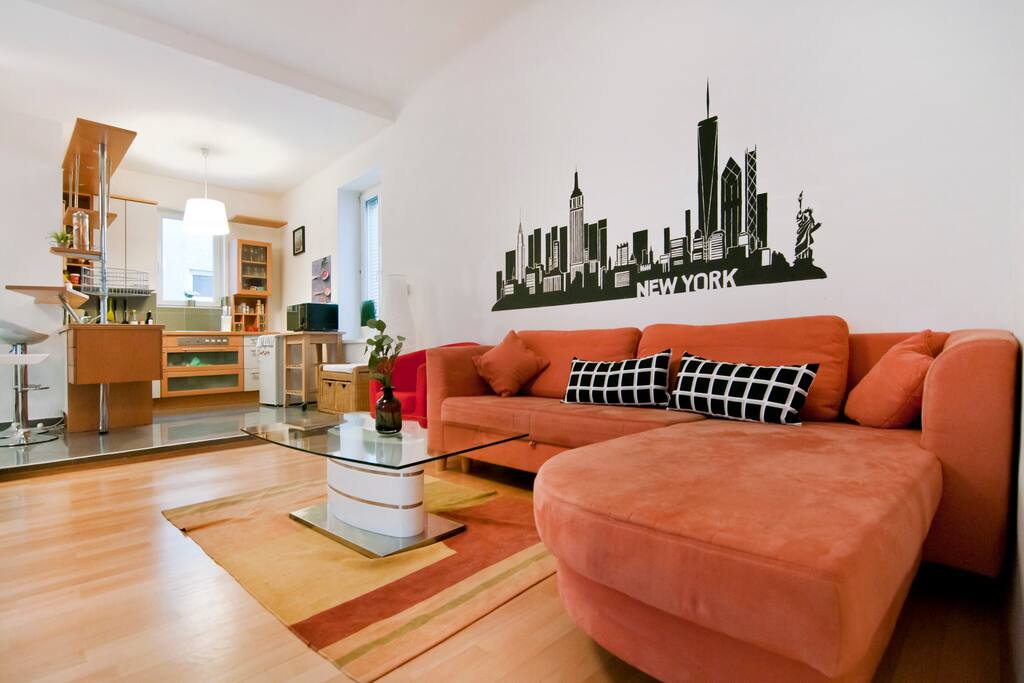 Livingroom with fully equipped kitchen and TV / Wohnzimmer mit vollausgestatteter Küche und Fernseher