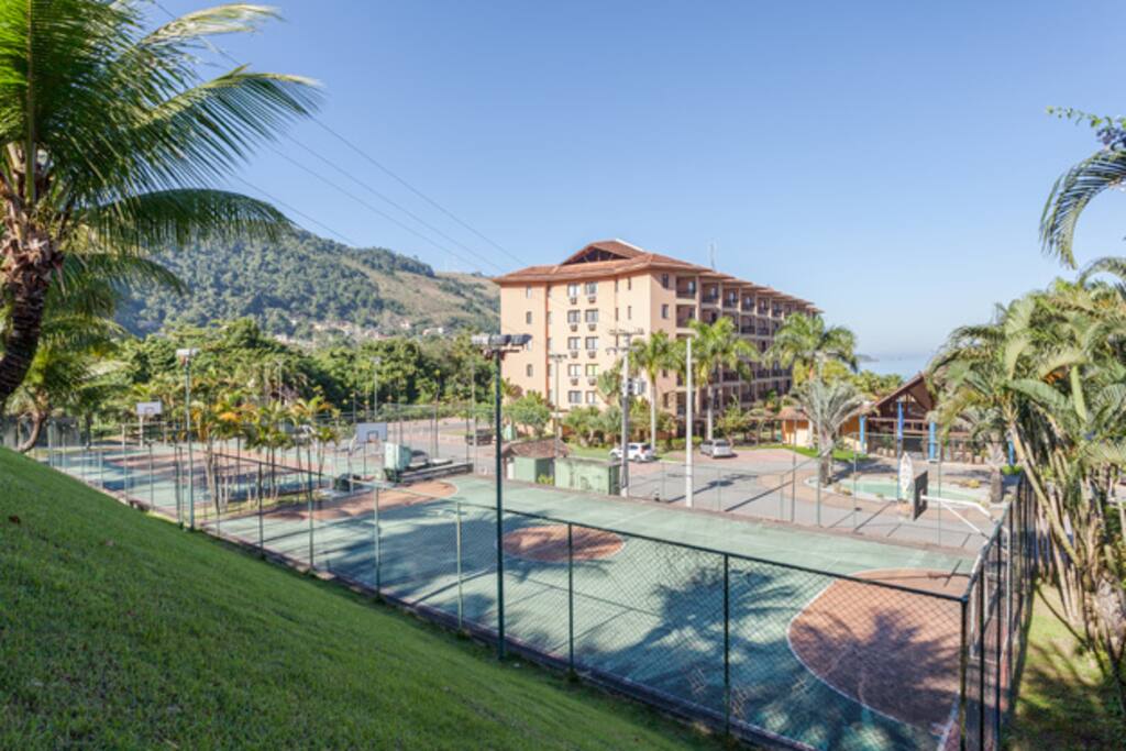 Vista do prédio e quadras esportivas