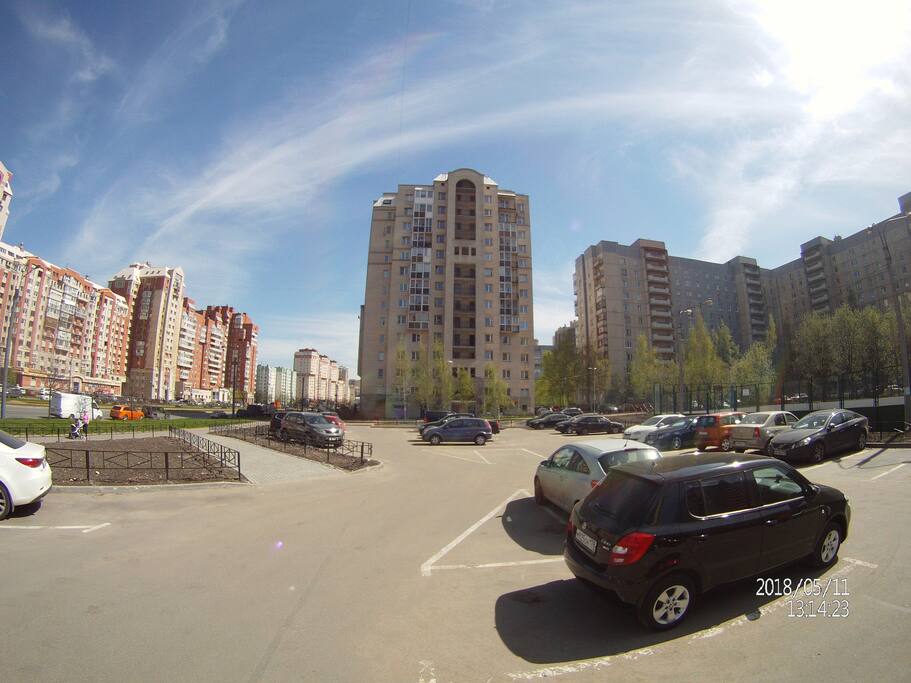 Вход в апартаменты с парковкой