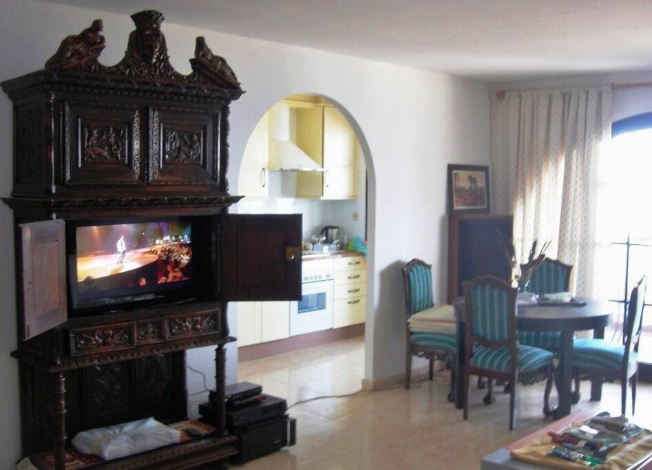 Der Salon mit Fernseher und Stereo