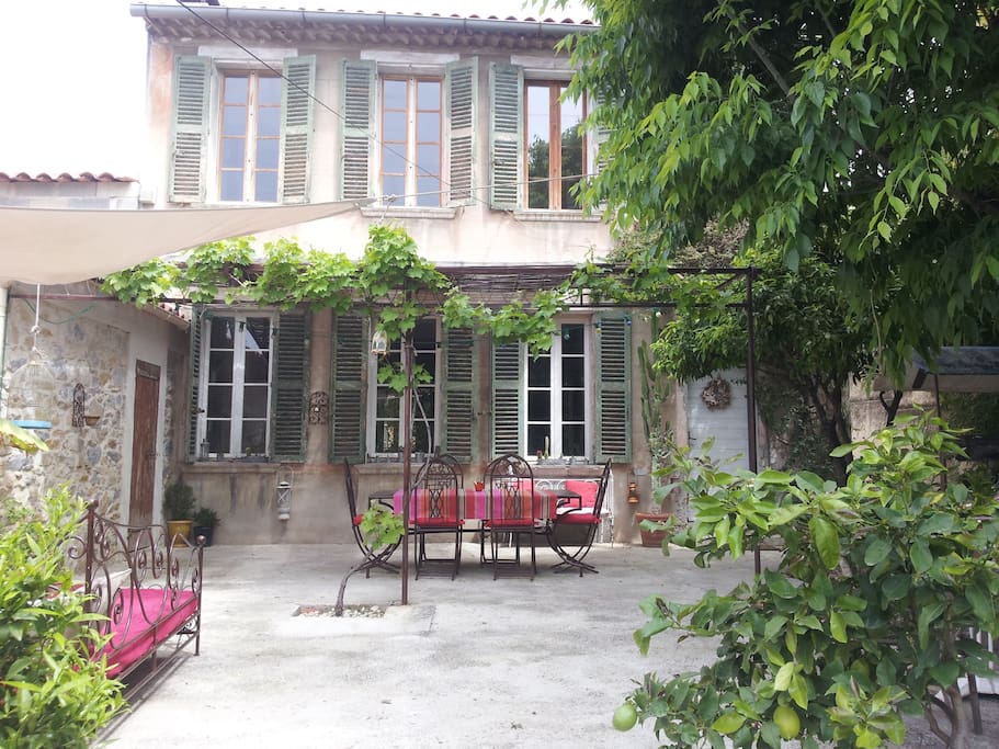 Terrasse avec barbecue et plancha
